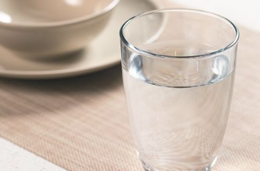 每天喝八杯水算是健康喝水嗎？喝水的正確習慣