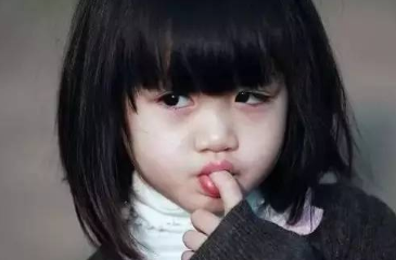2歲大的寶寶還吸手指父母應該幫孩子戒掉